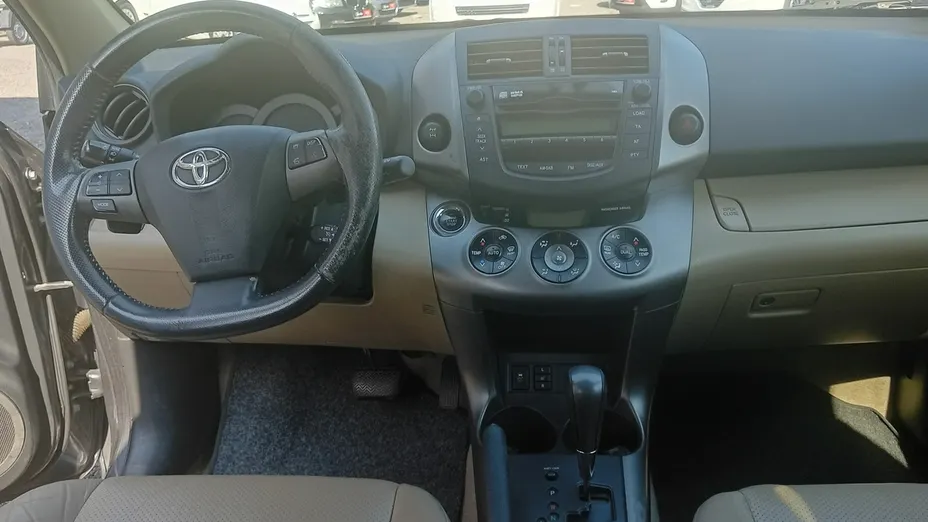 TOYOTA RAV4 -