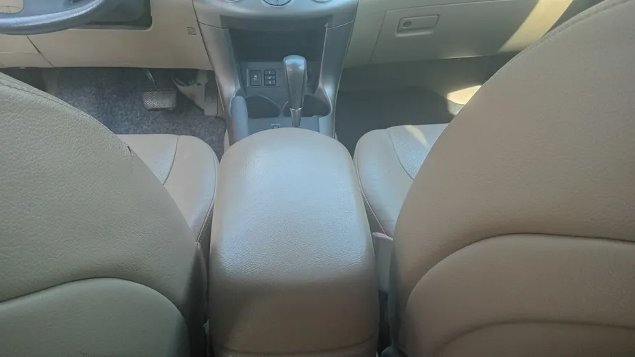 TOYOTA RAV4 -