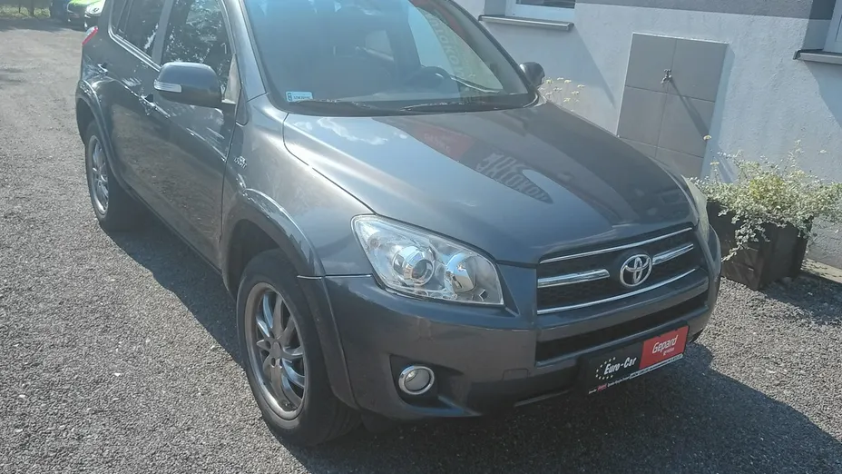 TOYOTA RAV4 -