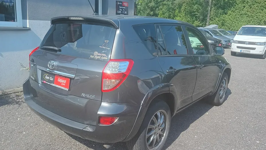 TOYOTA RAV4 -
