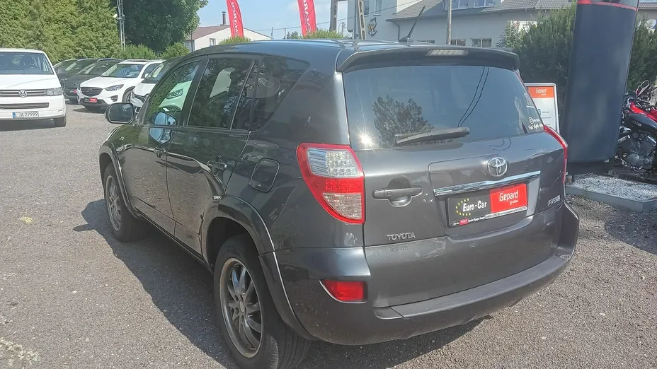 TOYOTA RAV4 -