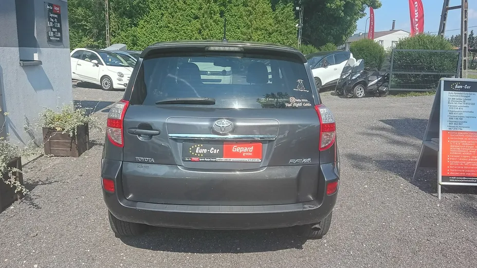 TOYOTA RAV4 -
