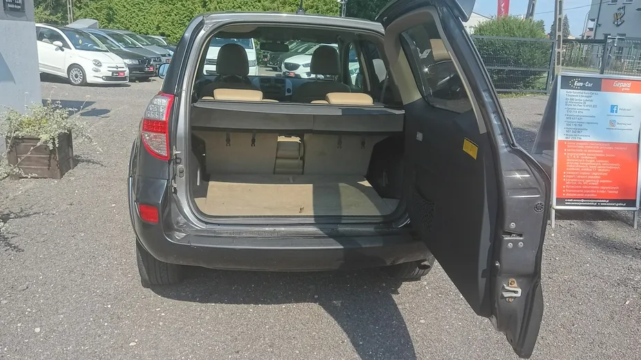 TOYOTA RAV4 -