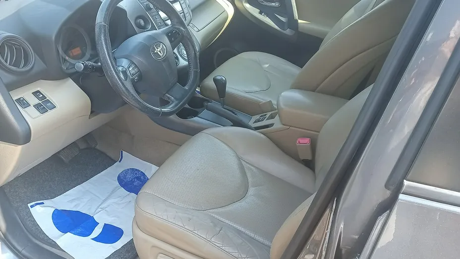 TOYOTA RAV4 -