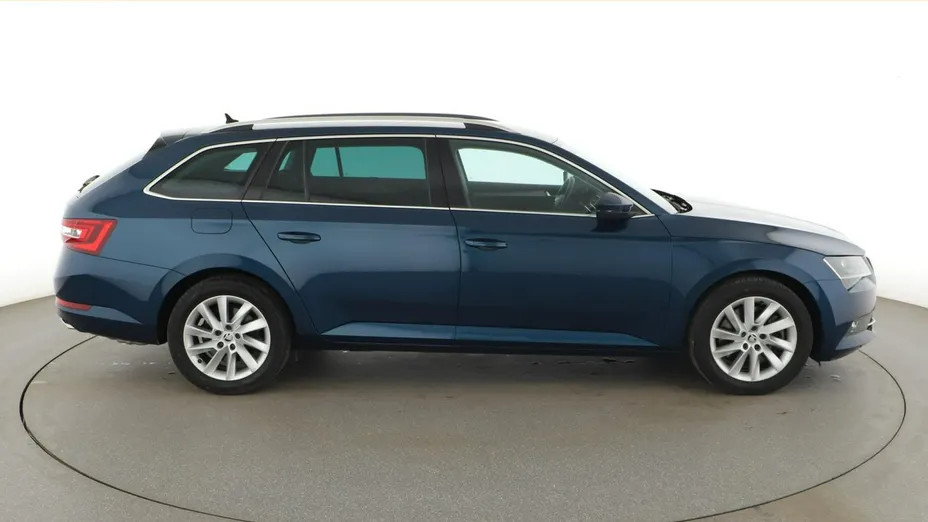 SKODA Superb -