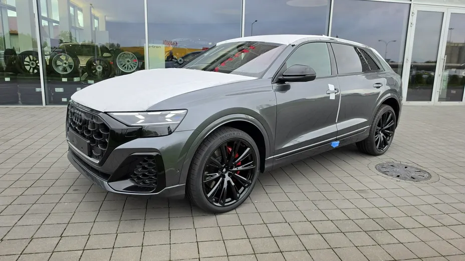 AUDI Q8 -