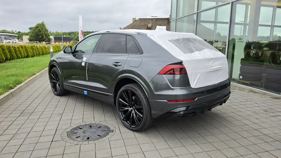 AUDI Q8 -
