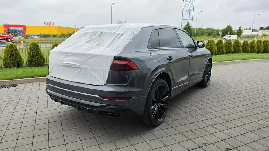 AUDI Q8 -