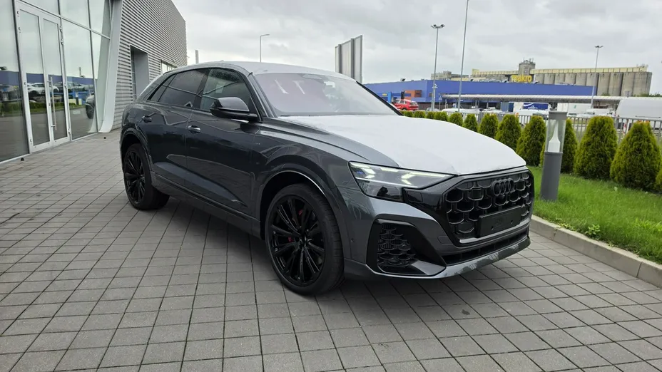 AUDI Q8 -