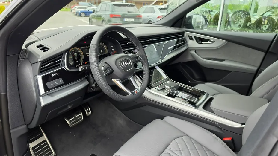 AUDI Q8 -