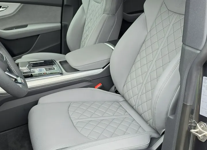 AUDI Q8 -