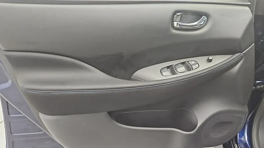 NISSAN Leaf -