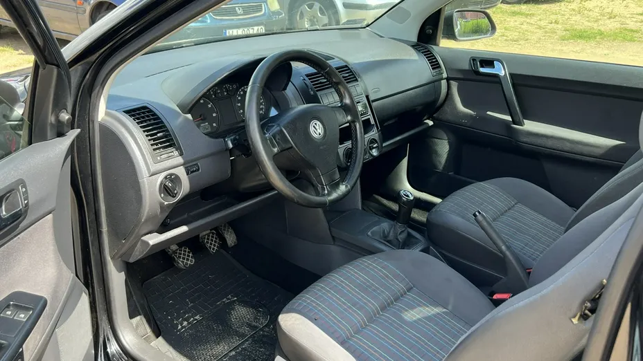VOLKSWAGEN Polo -