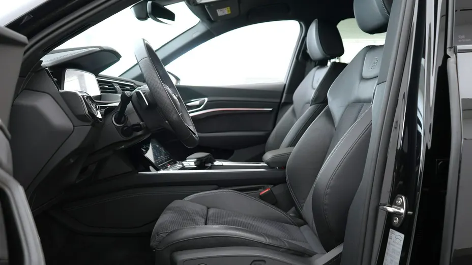AUDI Q8 -