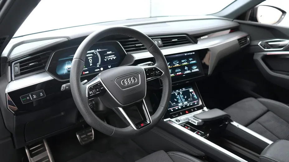 AUDI Q8 -