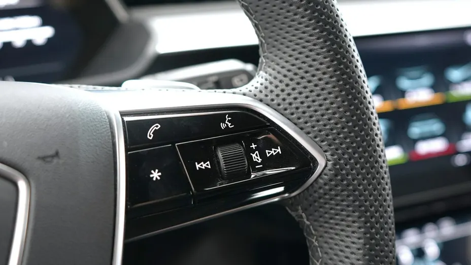 AUDI Q8 -