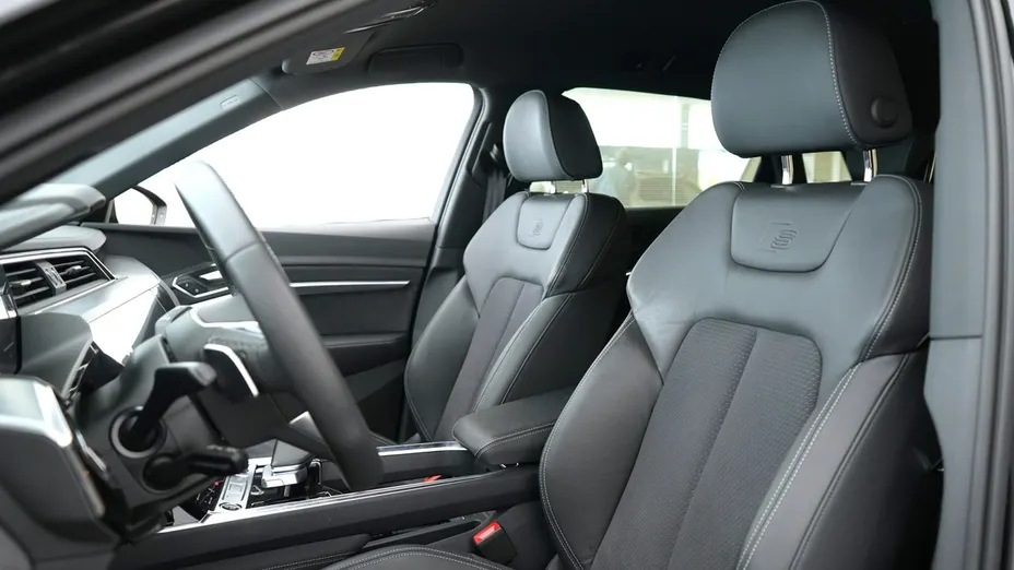 AUDI Q8 -