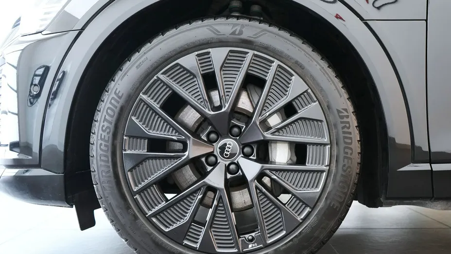 AUDI Q8 -