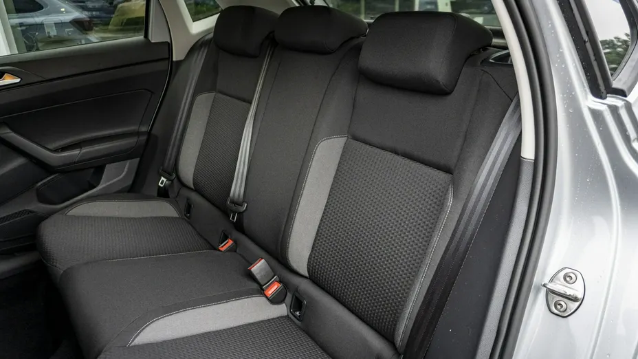 VOLKSWAGEN Polo -