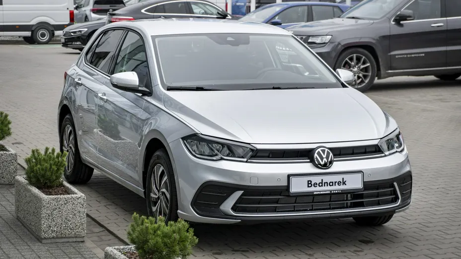 VOLKSWAGEN Polo -