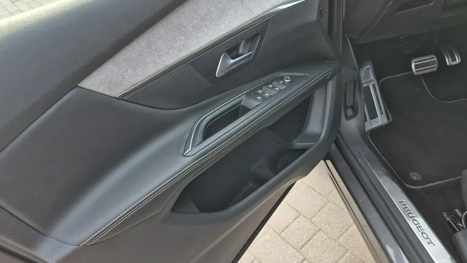 PEUGEOT 5008 -