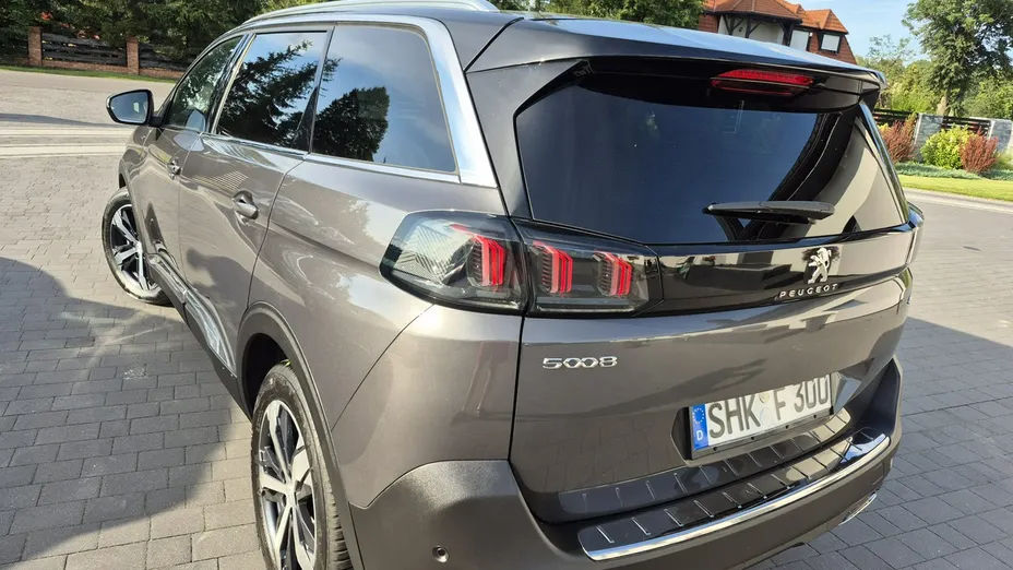 PEUGEOT 5008 -