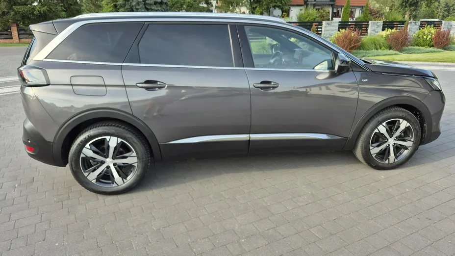 PEUGEOT 5008 -