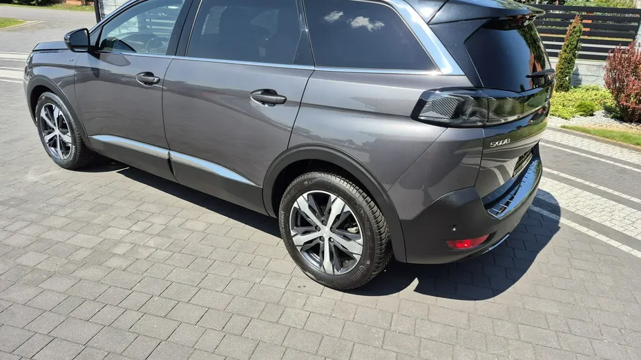 PEUGEOT 5008 -