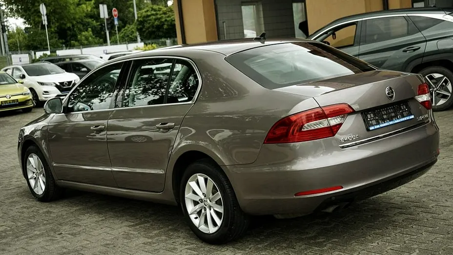 SKODA Superb -