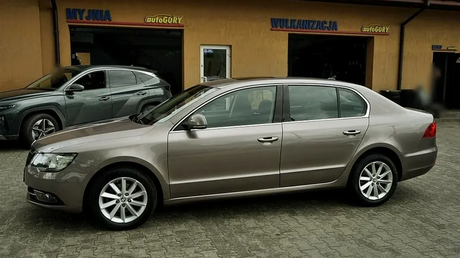SKODA Superb -