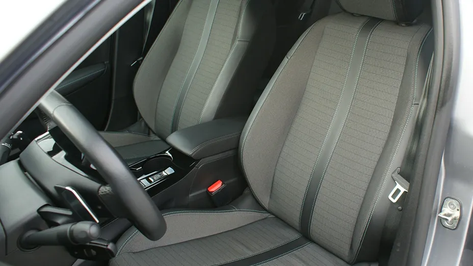 PEUGEOT 208 -