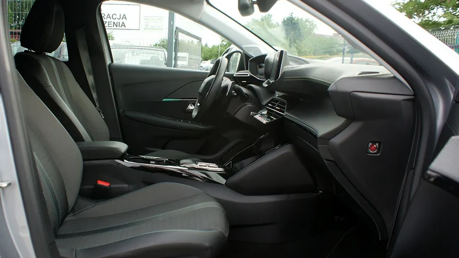 PEUGEOT 208 -
