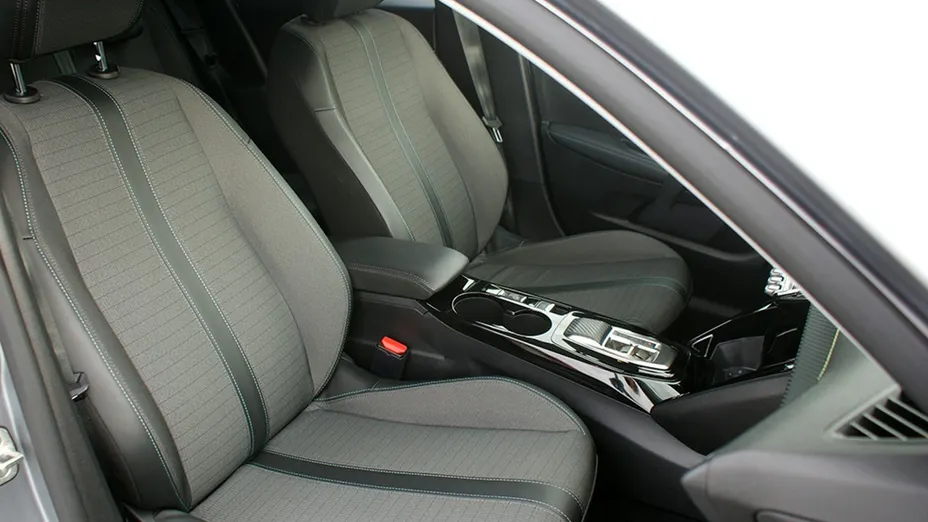 PEUGEOT 208 -
