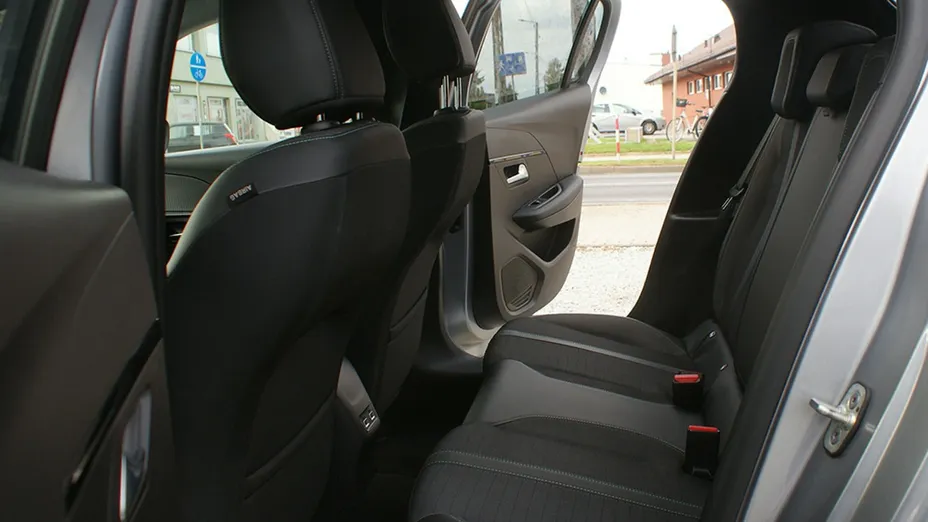 PEUGEOT 208 -