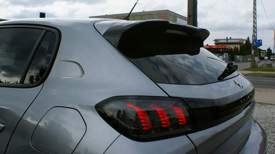 PEUGEOT 208 -