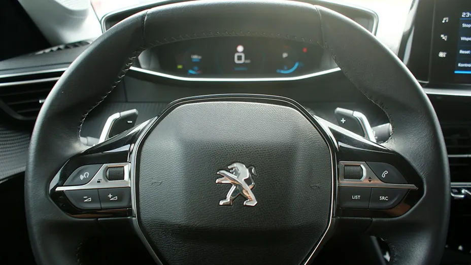 PEUGEOT 208 -