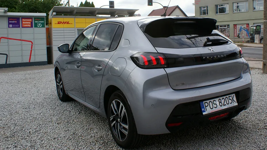 PEUGEOT 208 -