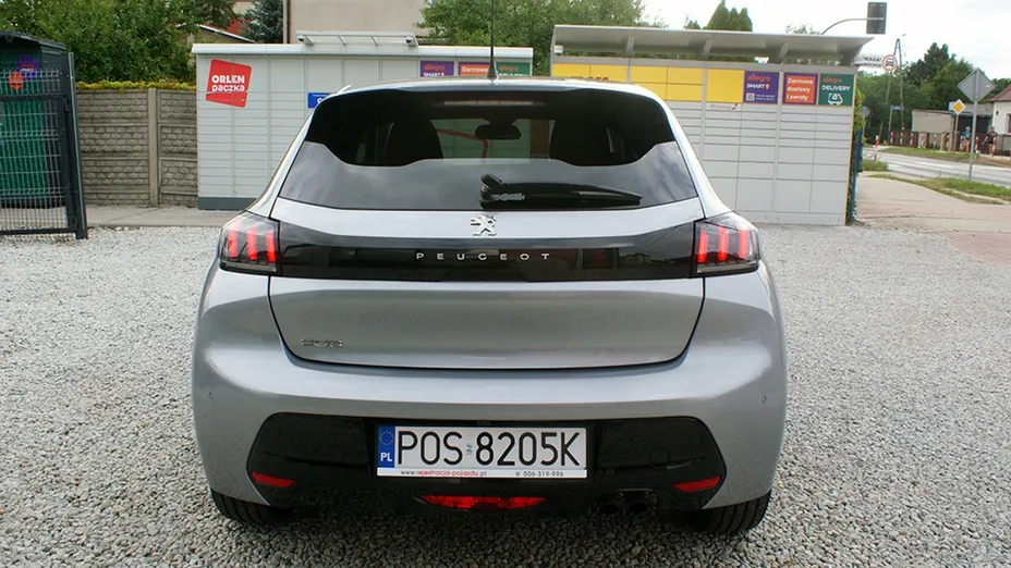 PEUGEOT 208 -