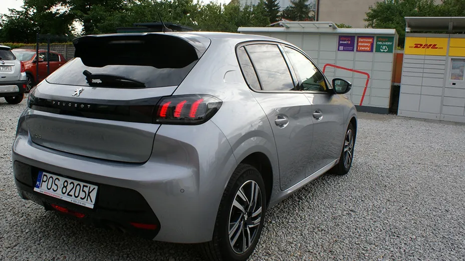PEUGEOT 208 -
