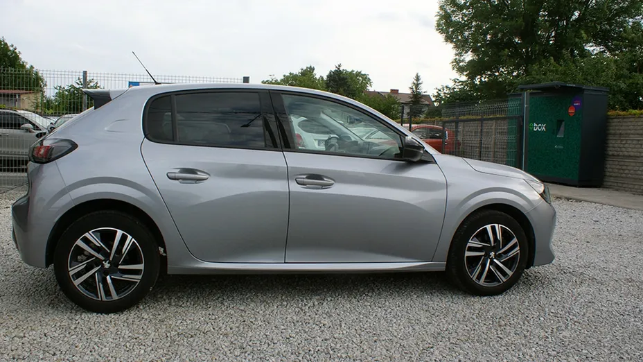 PEUGEOT 208 -