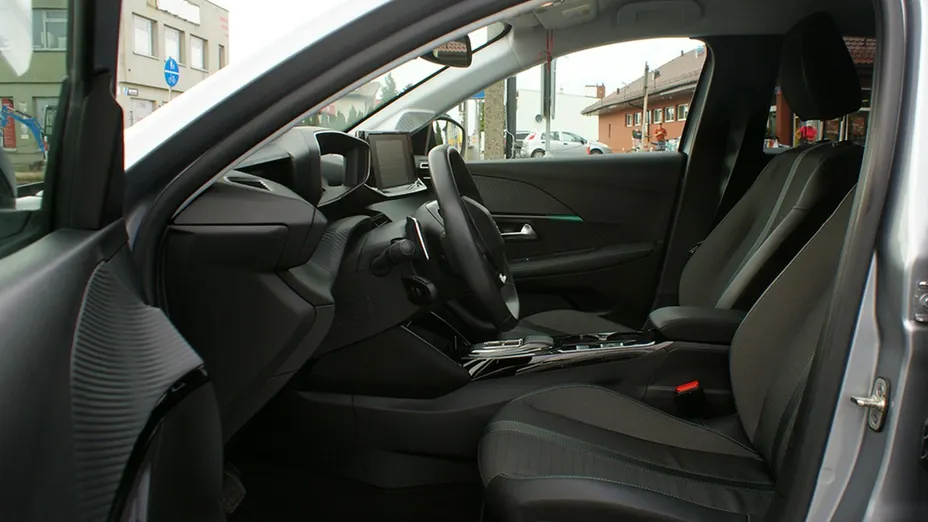 PEUGEOT 208 -