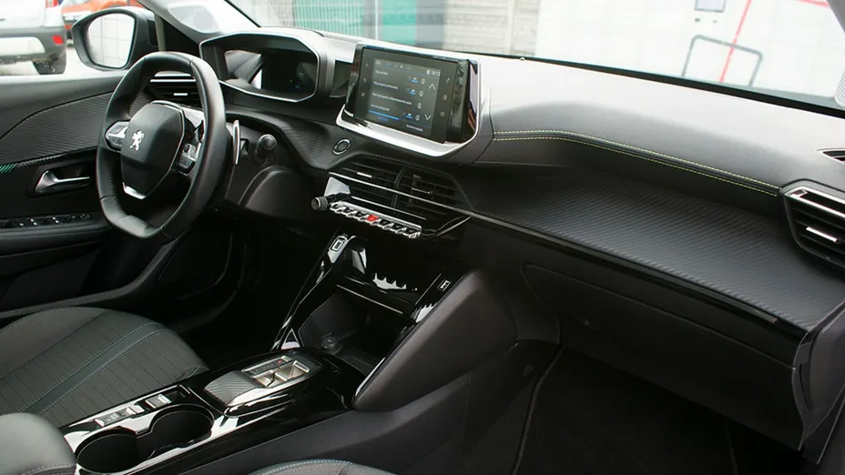 PEUGEOT 208 -