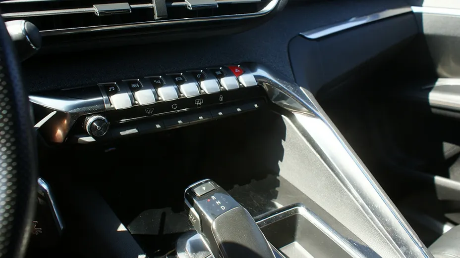 PEUGEOT 3008 -