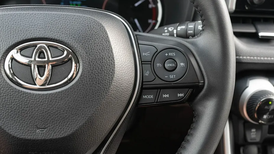 TOYOTA RAV4 -