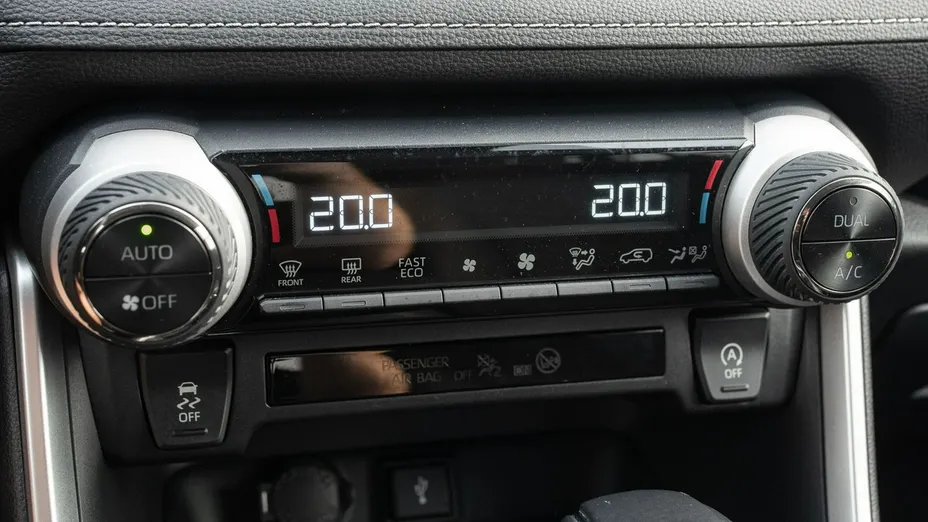 TOYOTA RAV4 -