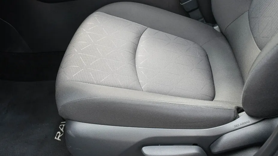 TOYOTA RAV4 -