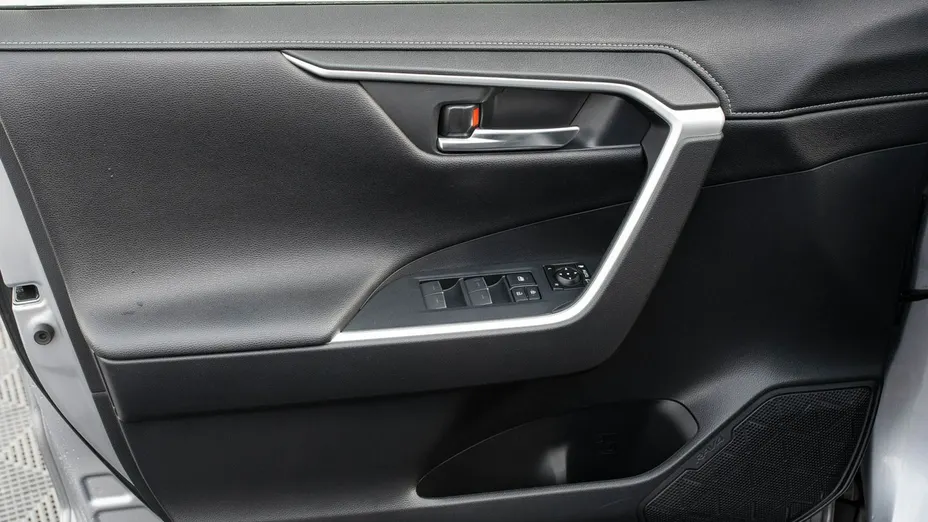 TOYOTA RAV4 -