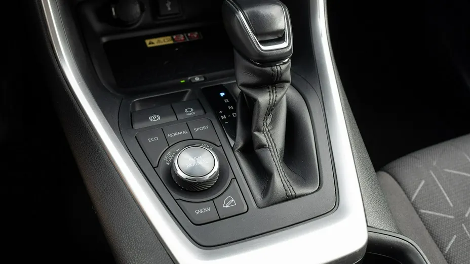 TOYOTA RAV4 -