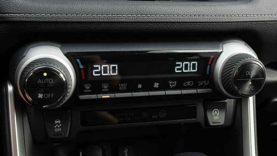 TOYOTA RAV4 -