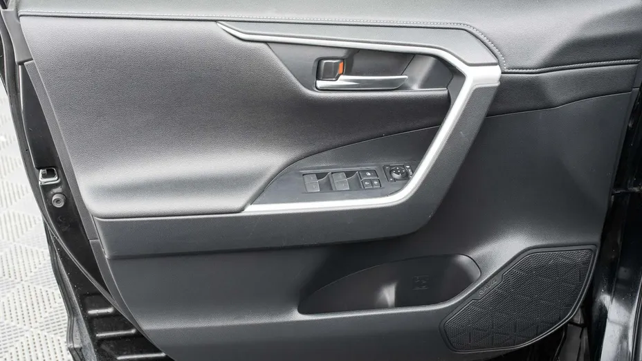 TOYOTA RAV4 -
